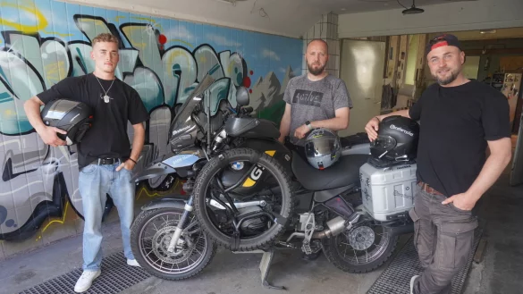 Ruben Fade (von links), Jakob Pankraz und Sebastian Fade starten gemeinsam mit einem weiteren Freund aus Stuttgart an Fronleichnam ihre Motorrad-Tour in die Mongolei. Voraussichtlich werden sie Mitte bis Ende Juli wieder zur&uuml;ck in Lippe sein. - &copy; Michaela Wei&szlig;e