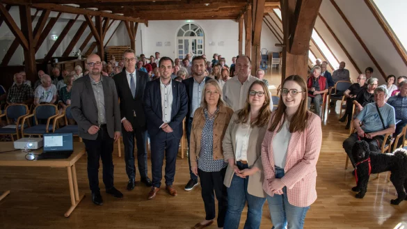 Bei der Leader-Auftaktveranstaltung im B&uuml;rgersaal: (von links): Konstantin Pl&uuml;mer (Bezirksregierung Detmold), J&ouml;rg Bierwirth (B&uuml;rgermeister Schieder-Schwalenberg), Torben Blome (B&uuml;rgermeister L&uuml;gde), Tim S&ouml;lter (Allgemeiner Vertreter des B&uuml;rgermeisters Horn-Bad Meinberg), Susanne Weishaupt (Regionalmanagerin 3L in Lippe), Christoph Dolle (B&uuml;rgermeister Blomberg), Saskia J&auml;ger und Benita Henning (beide Regionalmanagerinnen Lippischer S&uuml;dosten). - &copy; Stadt Horn-Bad Meinberg