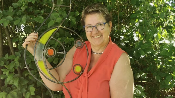 L&auml;dt zum "Offenen Garten" mit Kunsthandwerkermarkt ein: Glasdesignerin Ursula Hartmann. - &copy; UHA-Glasdesign