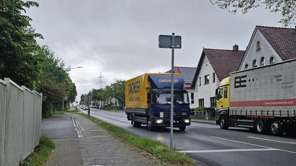 Viel Verkehr flie&szlig;t &uuml;ber die Bundesstra&szlig;e B 239 nach Lage oder in die Gegenrichtung nach Detmold. Das hat Spuren hinterlassen, die Fahrbahn wird deshalb vom Marktkauf-Kreisel bis zur S&uuml;lterheide in 5 Bauabschnitten saniert. - &copy; Astrid Sewing
