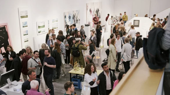 Die Vernissage im Lippischen Landesmuseum im vergangenen Jahr lockte zahlreiche Besucher zur "Detmolder Design Woche". Verschiedene Aussteller hatten hier ihre Exponate pr&auml;sentiert. Auch in diesem Jahr ist das Landesmuseum wieder Teil der Design-Woche. - &copy; Malte B. Oing