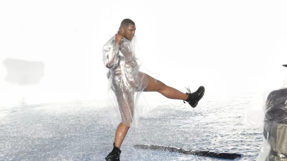 Was wirkt wie ein trotziger Kick, sollte eigentlich eine vergn&uuml;gte oder verr&uuml;ckte Pose werden f&uuml;r Star-Fotograf Rankin. - &copy; ProSieben/Sven Doornkaat