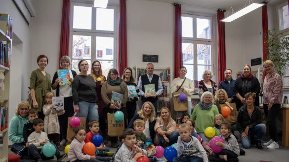 Freuten sich bei einem Termin im Vorfeld auf das Projekt: Kirsten Nolte (Zweite oben von links), Jasmin Ens (Vierte von links), Annika Keine (Sechste von links), Heinz-Dieter Kr&uuml;ger Siebte von links), Janine T&ouml;lle ( Zweite oben von rechts) und Margit Monika Hahn (Mitte) mit Kindern, Kita-Leitungen und Mitarbeiterinnen des Gesundheitsamtes. - &copy; Bildrechte: Stadt Horn-Bad Meinberg
