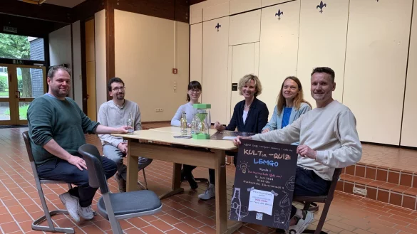 Sie laden ein, Platz zu nehmen beim Quiz: Fabian Schr&ouml;der (von links, Leiter der Museen), Marcel Oeben (Stadtarchiv), Hannah Vehreschild (Stadtb&uuml;cherei), Ingrid Krah (Kulturamt), Lysann Rehberg (Gesch&auml;ftsbereichsleitung Kultur) und Florian Altenhein (Musikschule). - &copy; Kyrill von Matuschka