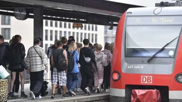Bei der Fu&szlig;ball-Europameisterschaft k&ouml;nnten auf manchen Linien die Z&uuml;ge stillstehen. - &copy; Roberto Pfeil/dpa