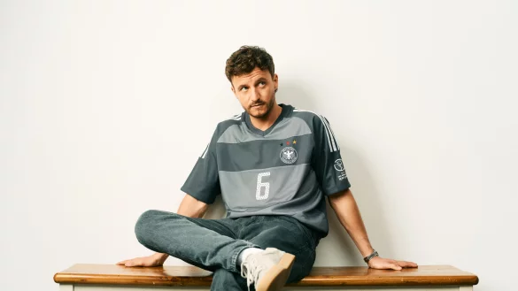 Tommi Schmitt ist leidenschaftlicher Fu&szlig;ballromatiker. Die Liebe zum Sport ist damals in der lippischen Heimat entfacht. - &copy; ZDF/Marvin Ruppert