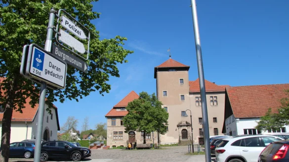 Das Parken auf dem Burghof wird f&uuml;r Besucher bald nicht mehr m&ouml;glich sein. - &copy; Dieter Asbrock