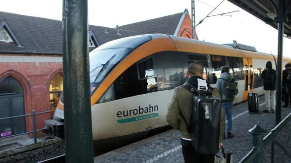 Die Eurobahn f&auml;hrt im Bahnhof Detmold ein. Bis zum Sommer ist eine direkte Verbindung zum ICE-Bahnhof in Bielefeld allerdings selten. Ab sofort gibt es nun aber Abhilfe: einen Schnellbus. - &copy; Archivfoto: Bernhard Preu&szlig;