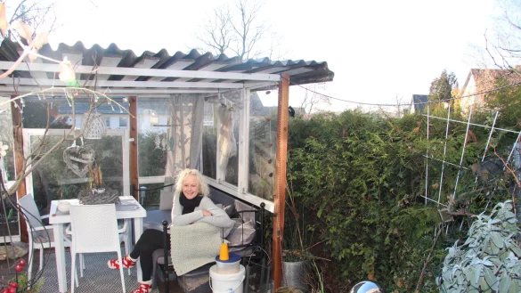Dass man es sich in der Augustdorfer Siedlung Am D&ouml;ren auch sch&ouml;n machen kann, beweist Manuela Schramm auf ihrer Terrasse. Das Foto aus dem Jahr 2022 zeigt sie in ihrer gem&uuml;tlichen Ecke. Dort hat auch Mischlingsh&uuml;ndin Arena Auslauf. - &copy; Cordula Gr&ouml;ne