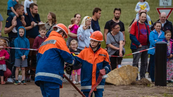 Die Jugendfeuerwehr Gruppe Nord bei ihrer Vorf&uuml;hrung. - &copy; FreitagTV