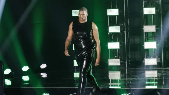 Nach überstandener Show-Einlage absolvierte Marvin noch den Walk auf dem Mini-Laufsteg, bevor er sich wieder befreien konnte aus dem glänzenden Gymnastikanzug. - © ProSieben/Sven Doornkaat