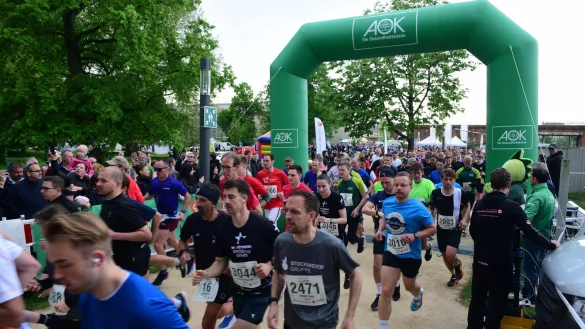 Los geht`s: 3.240 Läufer und Walker machen sich beim AOK-Firmenlauf auf den Weg. - © Nicole Ellerbrake