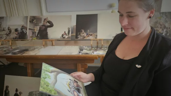 Francis Kaiser hat einige ihrer Zeichnungen f&uuml;r das Buch vergr&ouml;&szlig;ert mitgebracht. - &copy; Janet K&ouml;nig