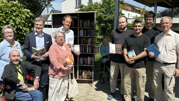 Freuen sich &uuml;ber den neuen B&uuml;cherschrank im S&uuml;dholzviertel: Klaus L&uuml;kermann (Tagesgast), Ute Plass (Einrichtungsleiterin), Rainer Kle&szlig;mann (Gesch&auml;ftsf&uuml;hrer AWO-Kreisverband), Evelin Menne (WIR-Genossenschaft), Kay Sandmann-Puzberg (B&uuml;rgerstiftung Detmold), Erika Richter (Tagesgast), Max Waschmann, Farid Dadfar, Alexander Becker, Andreas T&ouml;ws, (alle formatio Einrichtungen, von links). - &copy; B&uuml;rgerstiftung Detmold
