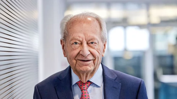 Nun hat Klaus Eisert die neun Jahrzehnte erreicht. Dieses Foto ist im vergangenen Jahr im Rahmen der vielen Feierlichkeiten zum 100-j&auml;hrigen Bestehen von Phoenix Contact entstanden. - &copy; Phoenix Contact