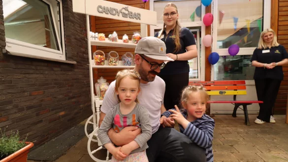 Papa Tim Peters schaut sich an, wor&uuml;ber seine T&ouml;chter Thea (links) und Frida mitentscheiden durften. In diesem Fall, dass es zum Fest eine Candy-Bar und eine Popcorn-Station geben sollte, die von Michelle Woller und Melina Fuhrmann (rechts) betreut werden. Fotos: Birgit Guhlke - &copy; Birgit Guhlke