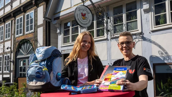 Britta Dombrowski (links) vom Familien-Info-Treff (F.I.T) der Stadt Detmold und Ina Thomas vom Verein Lipper f&uuml;r Lipper rufen die Detmolderinnen und Detmolder dazu auf, gut erhaltene Schulutensilien f&uuml;r die erste Ranzenb&ouml;rse zu spenden. - &copy; Torben Gocke