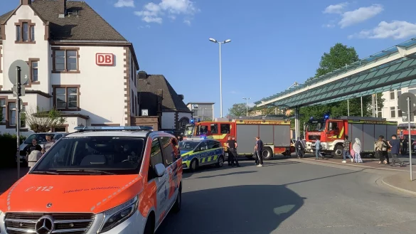Rettungsfahrzeuge stehen am 2. Mai vor dem Herforder Bahnhof. Nach der Person, die den Einsatz ausl&ouml;ste, wird derzeit gesucht. - &copy; Kiel-Steinkamp