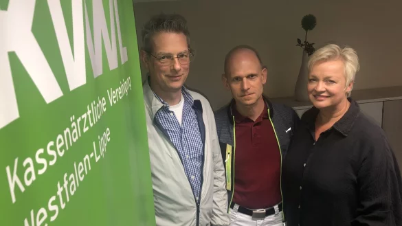 Vertreter der &Auml;rzteschaft: Dr. Hans-Christian K&ouml;rner (links), Karl Arne Faust und &Auml;rztenetz-Gesch&auml;ftsf&uuml;hrerin Constanze Liebe &uuml;ben deutliche Kritik an Ideen des Kreises, eigene Medizinische Versorgungszentren zu betreiben. - &copy; Martin Hostert