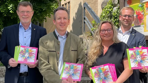 B&uuml;rgermeister Borris Ortmeier, Sandra Wittsieker-Alisch, Dedo von Kerssenbrock-Krosigk und Thorsten Buncher (von links) zeigen die neue Brosch&uuml;re "L&ouml;wenstark". - &copy; Stadt Barntrup