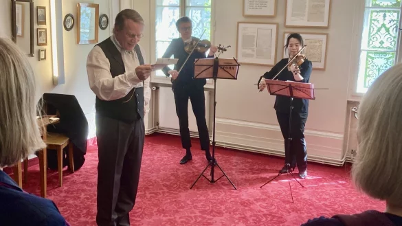 Patrick Hellenbrand wird als Hofkapellmeister Clemens August Kiel von Verena Ansch&uuml;tz und Ying-Chieh Li (von links) an den Violinen begleitet.. - &copy; Angie Starczyk