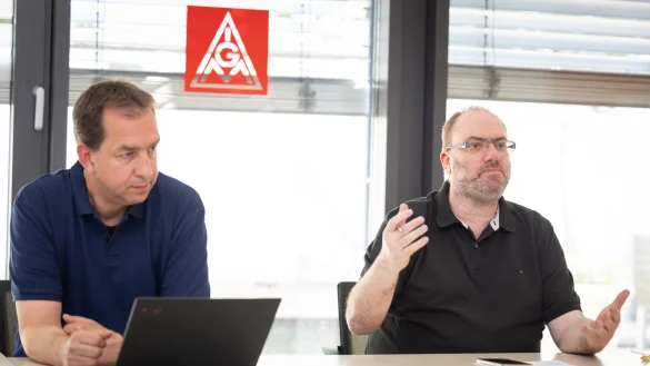Der Betriebsratsvorsitzende bei Benteler in Bielefeld, Guido Heyer (r.), mit seinem Anwalt Stefan Chatziparaskewas. - &copy; Oliver Krato