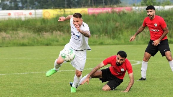 Helpups Konrad Maca nimmt Fahrt auf und zieht an den beiden Wüstener Gegenspielern vorbei. - © Oliver König