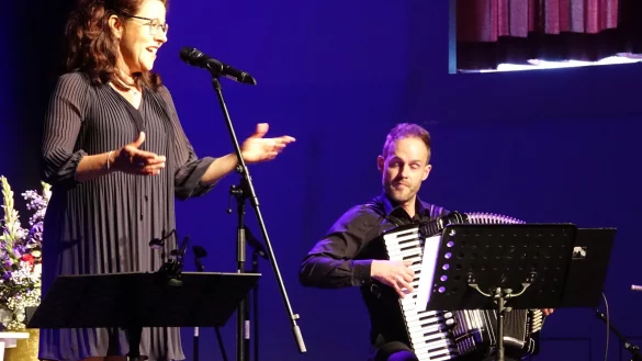 Ulrike Wahren sang aus der Welt von Edith Piaf. Rechts: Kaiserslautern-Fan Matthias Bender am Akkordeon, der f&uuml;r den Abend in Detmold sogar auf das DFB-Pokalendspiel verzichtete. - &copy; Axel B&uuml;rger