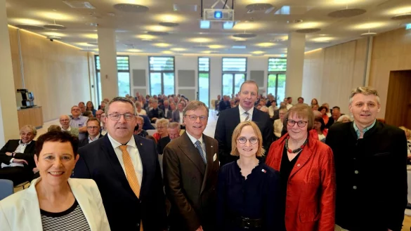 Hatten Grund zu feiern: Dr. Christine Fuchs, medizinische Geschädftsführerin am Klinikum Lippe (von links), Landrat Dr. Axel Lehmann (Aufsichtsratsvorsitzender) Stephan Prinz zur Lippe, Prizession Maria zur Lippe, Klinikums-Geschäftsführer Dr. Johannes Hütte und Detmolds stellvertretende Bürgermeisterin Christ-Dore Richter. - © Janet König