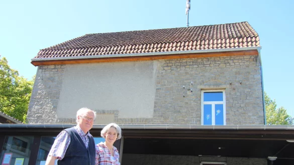 Vorsitzender des Heimatvereins Friedrich Remmert (von links) und die stellvertretende Vorsitzende Gabriele Janocha vor dem Haus der Begegnung in Lemgo-L&uuml;erdissen. - &copy; Kyrill von Matuschka