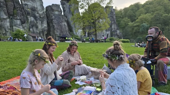 In der Walpurgisnacht vom 30. April auf den 1. Mai blieb es an den Externsteinen ruhig. Zahlreiche Personen feierten friedlich. Die Ordnungskräfte (neongelbe Jacken im Hintergrund) hatten nichts zu tun. - © Reinhard Bellach