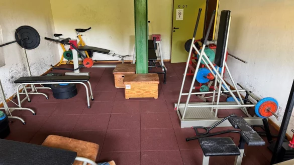 Der Kraftraum im Waldstadion Bad Meinberg ist in die Jahre gekommen. - &copy; Bildrechte: Stadt Horn-Bad Meinberg