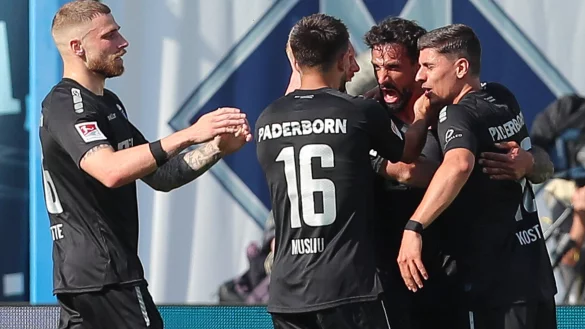 SCP-Torsch&uuml;tze Adriano Grimaldi (2. v. r.) l&auml;sst sich nach seinem 2:1-Siegtreffer feiern. Mit ihm jubeln (v. r.) Koen Kostons, Visar Musliu, Kai Klefisch (verdeckt) und Felix Platte, der zuvor das 1:1 erzielt hatte. - &copy; IMAGO/Jan Huebner