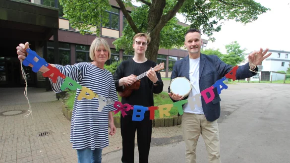 Happy birthday, Musikschule Lemgo: Zum 60. Geburtstag gratulieren (von links) Birgit Freudenau (Sekretariat), Musiklehrer Lukas Oppermann und Musikschulleiter Florian Altenhein - auf diesem Bild nicht mit Pauken und Trompeten, sondern mit Ukulele und Darabukka, einer t&uuml;rkischen Trommel. - &copy; Jens Rademacher