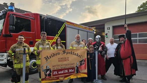 Die Einheit Heiden der Feuerwehr und der Verein Heiden Spektakel laden zum Mittelaltermarkt ein. Luca Pohl (von links), Stefan Francke, Samira Brinkmann, Carsten Drewes, Sabine Rosin, Chantal Bl&uuml;mel, Bastian Bl&uuml;mel, Christian Schl&uuml;ter und Kai-J&ouml;rn Rosin freuen sich auf ein gro&szlig;artiges Spektakel. Kinder sind herzlich willkommen - neben dem Ritter am Eintritts-Schwertma&szlig; steht Lienchen Baroness von Heiden. - &copy; Astrid Sewing