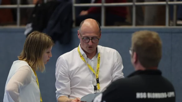 HSG-Gesch&auml;ftsf&uuml;hrerin Franziska Rautauoma und Beiratsboss Jens Genge stimmen sich ab, ganz rechts ist HSG-Trainer Steffen Birkner zu sehen. Vor dem letzten Spieltag lautet die Frage: Kommt Blomberg als F&uuml;nfter oder Sechster ins Ziel. - &copy; Sebastian Lucas