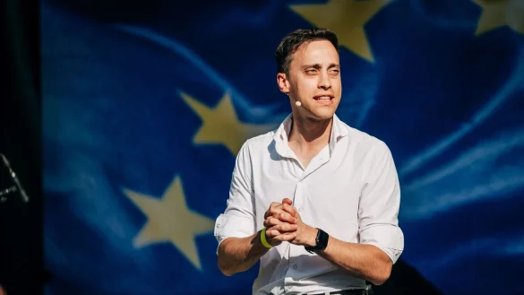 Tim Achtermeyer sitzt seit zwei Jahren im Landtag und war zuvor Mitglied im Stadtrat von Bonn. - &copy; Nils Leon Brauer