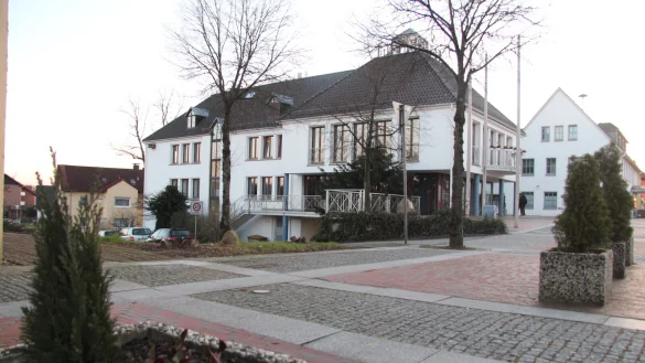 Das Augustdorfer Rathaus. - &copy; Cordula Gr&ouml;ne