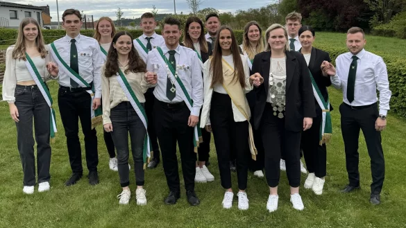 Das K&ouml;nigspaar Luisa Wiechers (vorne von rechts) und Kerstin Milchberger sowie das Jungsch&uuml;tzen-K&ouml;nigspaar Lars Thorenmeier und Inga Fiene freuen sich mit ihren Hofstaaten auf ein sch&ouml;nes Fest. - &copy; Sch&uuml;tzengesellschaft Lothe