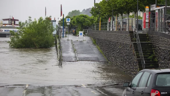 An einem Fähranleger ist der Rhein schon über die Ufer getreten. - © Thomas Banneyer/dpa