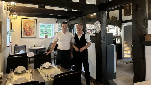 Asterios Gkekas (links) und Theodoros Giannoulidis stehen in ihrem griechischen Restaurant "Georgios" in Hiddesen. - © Alexandra Schaller