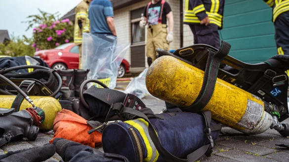 Der Pressluftatmer und die Ausr&uuml;stung der Einsatzkr&auml;fte sind nach dem Einsatz massiv mit Ru&szlig;partikeln bedeckt. Diese haben sich leider auch durch die offenen T&uuml;ren im ganzen Haus verteilt. - &copy; FreitagTV