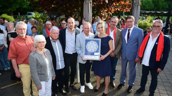 Pr&auml;sent&uuml;bergabe mit Vertretern der beiden St&auml;dte und Partnerschaftsvereine: (von links) Ulrich Klappstein, Colette Cochard, Christian Gosselin, Thomas Michaelis, Philippe Lema&icirc;tre, Dr. Stella Junger-Schwenner, Fr&eacute;d&eacute;ric Lemonnier, Friedrich Petringmeier, Francis Langelier. - &copy; Nicole Ellerbrake