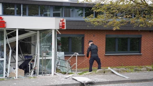 Spezialisten des LKA pr&uuml;fen das Geb&auml;ude. - &copy; Freitag TV