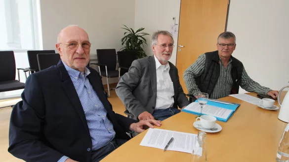 Professor Dr. Rolf-Dieter Weege (von links), Udo Zippel und Professor Dr. Hans-J&uuml;rgen Danneel sind die Initiatoren des B&uuml;rgerbegehrens zum Medizinischen Versorgungszentrum in Tr&auml;gerschaft der Gemeinde. &Uuml;ber die Zul&auml;ssigkeit soll der Gemeinderat am Dienstag, 14. Mai, entscheiden. - &copy; Jens Rademacher