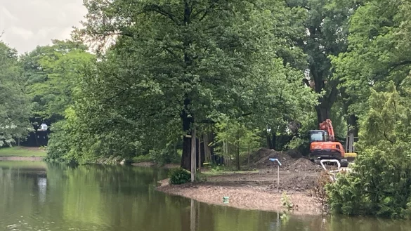 Zur Anlage des neuen Motorikpfades ist der Fu&szlig;weg am s&uuml;dlichen Ufer des Kurparksees derzeit geschlossen. - &copy; Cordula Gr&ouml;ne