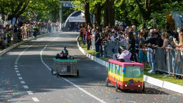 Der "Flower Power"-Bus der Detmolder l&auml;sst TV-Moderator Sebastian Puff Paff keine Chance. - &copy; Dirk Brakhoener