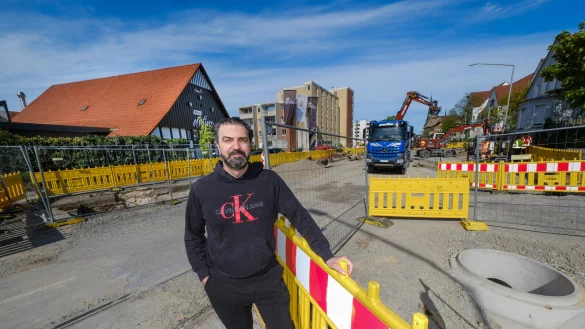 Bauz&auml;une versperren eine ungehinderte Zufahrt zum historischen Fachwerkbau, in dem Gianni Mete seit 2021 sein Restaurant f&uuml;hrt. - &copy; Andreas Zobe