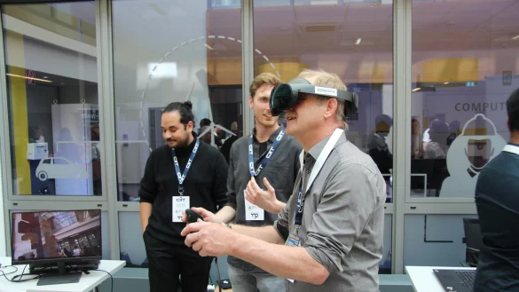 Besucher probieren mit der VR-Brille das Spiel des Start-ups "BLD" aus. - &copy; Kyrill von Matuschka