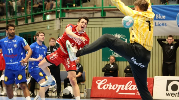 Zwei wichtige Figuren beim 31:31 zwischen dem Bergischen HC und dem TBV Lemgo Lippe in Wuppertal. Samuel Zehnder erzielte gegen den starken BHC-Torwart Christopher Rudeck neun Treffer.

FOTO PAUL COHEN - &copy; Paul Cohen